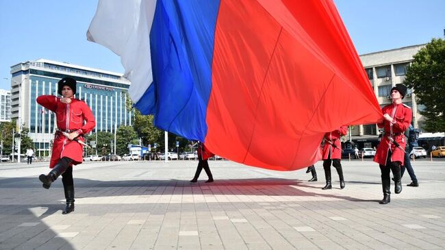 Церемония поднятия государственного флага РФ на главной городской площади Краснодара