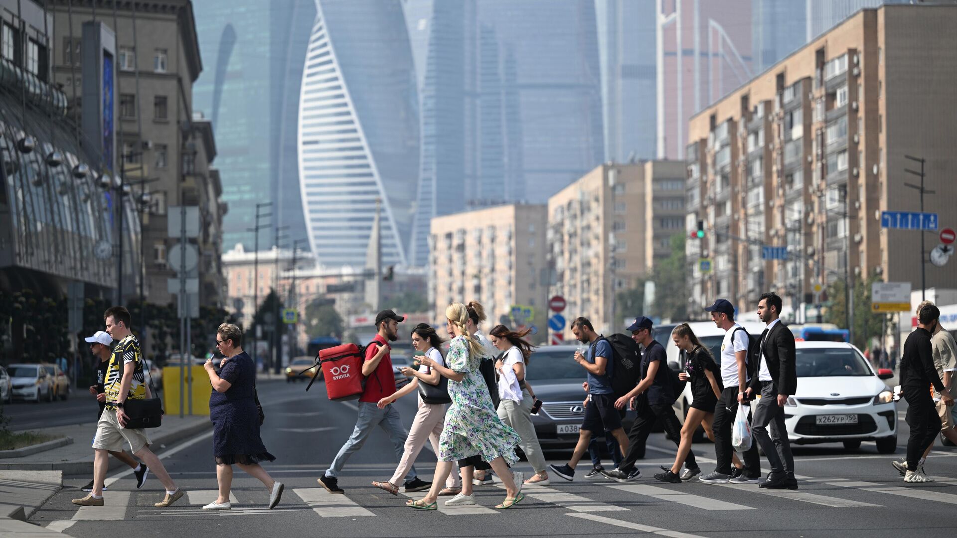 Люди переходят дорогу на Большой Дорогомиловской улице в Москве - РИА Новости, 1920, 12.07.2024