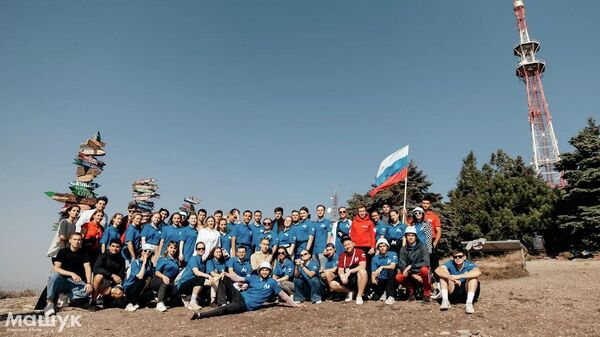 Участники форума Машук в День государственного флага совершили восхождение на гору Машук 