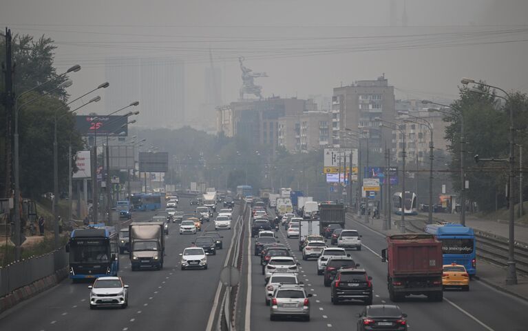 Автомобильное движение на проспекте Мира в Москве