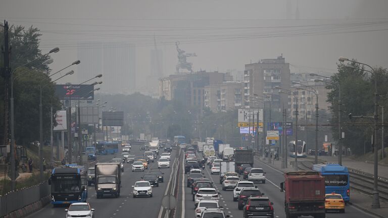 Автомобильное движение на проспекте Мира в Москве