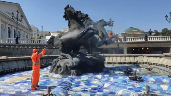 Помывка фонтана на Манежной площади