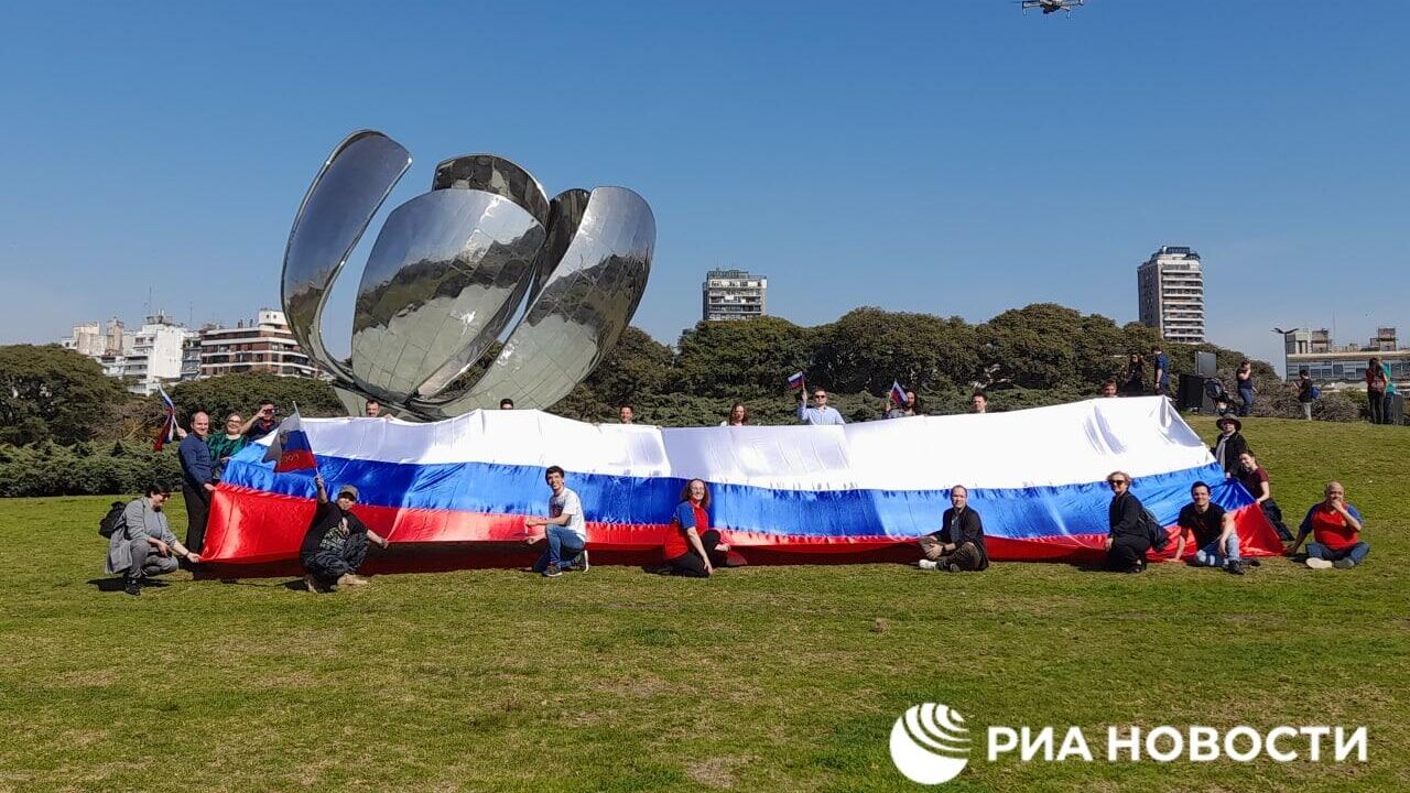 Аргентинцы и россияне развернули флаг РФ в центре Буэнос-Айреса, Аргентина - РИА Новости, 1920, 22.08.2022