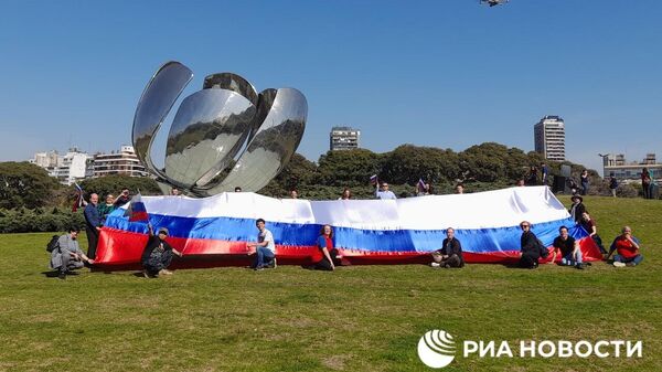 Аргентинцы и россияне развернули флаг РФ в центре Буэнос-Айреса, Аргентина