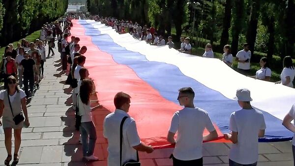 Гигантский триколор, сотни шаров и автопробег: День флага в городах России