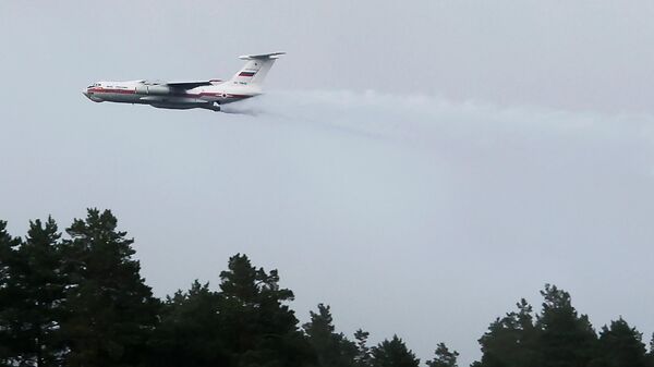 Самолет Ил-76ТД противопожарной службы МЧС РФ во время тушения пожара
