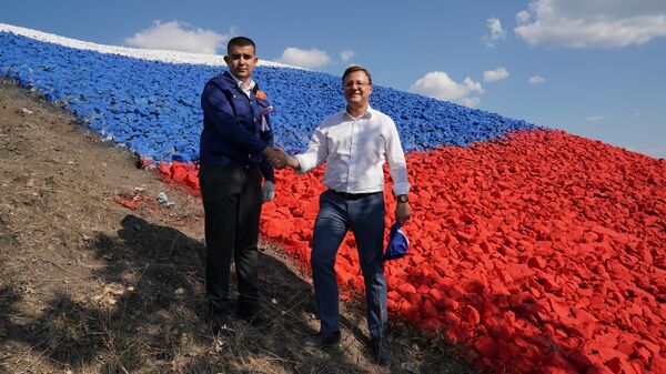 Флаг России длиной 63 метра создали из камня в Самарской области