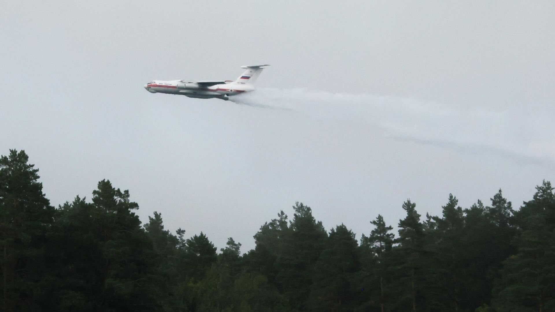 Самолет Ил-76ТД противопожарной службы МЧС России во время тушения природного пожара в Рязанской области - РИА Новости, 1920, 26.08.2022