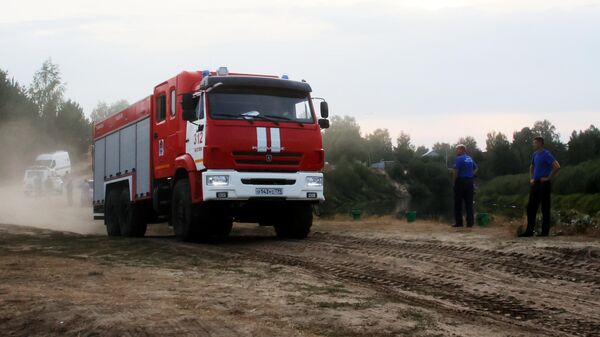 Автомобиль противопожарной службы МЧС РФ неподалеку от места природного пожара в Рязанской области