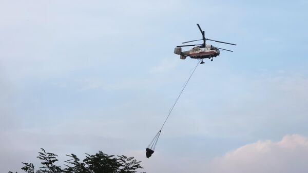 Вертолет КА-32 противопожарной службы МЧС РФ во время тушения природного пожара в Рязанской области