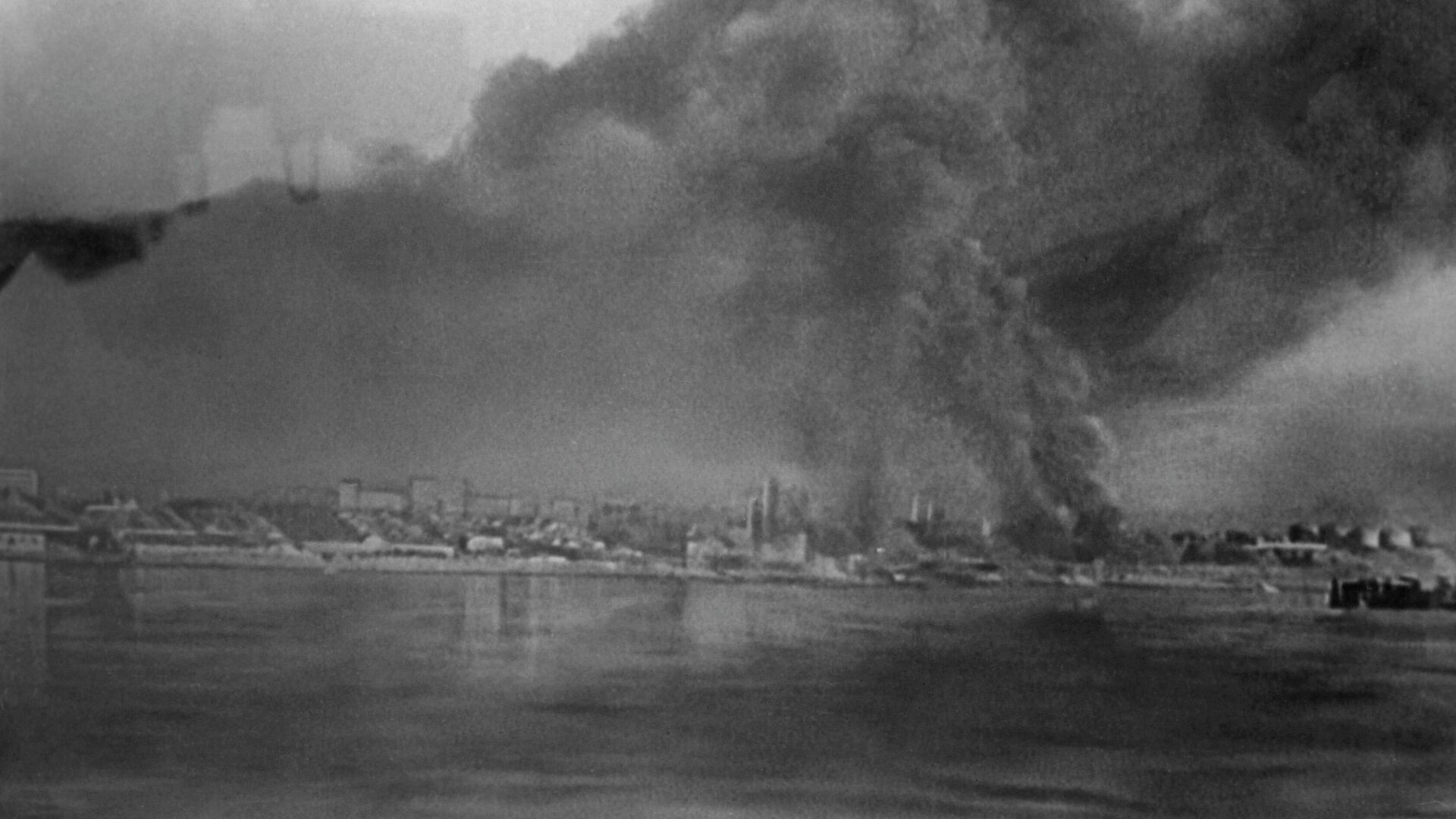 Вид на горящий город Сталинград.  23 августа 1942 года  - РИА Новости, 1920, 09.01.2023