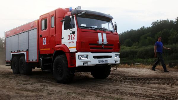 Автомобиль противопожарной службы МЧС РФ неподалеку от места природного пожара в Рязанской области