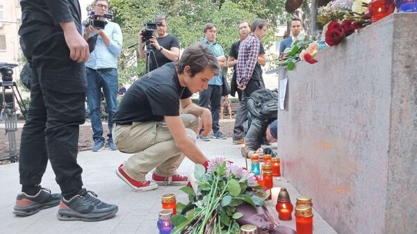 Возложение цветов к скульптуре Весть в сквере Мстислава Ростроповича в Москве в память погибшей Дарьи Дугиной