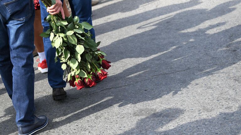 Мужчина держит в руках букет роз перед церемонией прощания с журналисткой и политологом Дарьей Дугиной в телецентре Останкино в Москве
