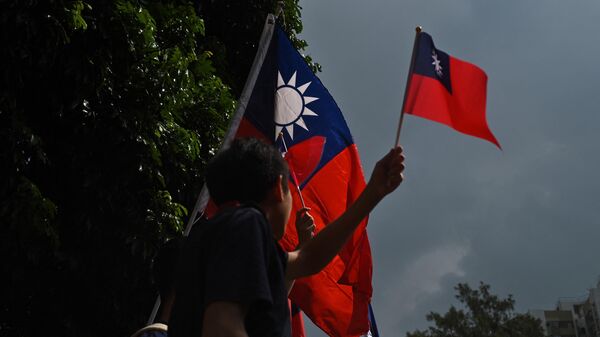 Мужчина с флагом Тайваня