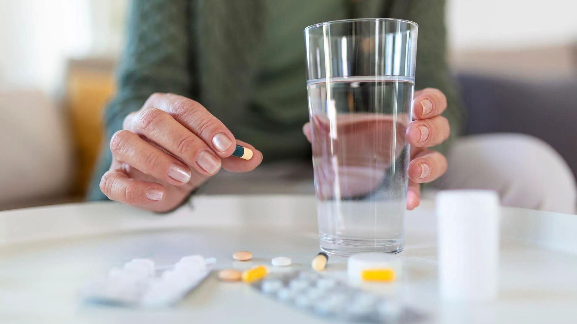 Женщина принимает лекарственные препараты - РИА Новости, 1920, 28.05.2025