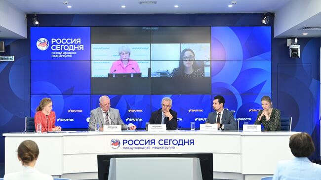 Участники пресс-конференции в пресс-центре медиагруппы Россия сегодня на тему Всероссийских спортивных соревнованиях Президентские состязания и Президентские спортивные игры в 2022 году