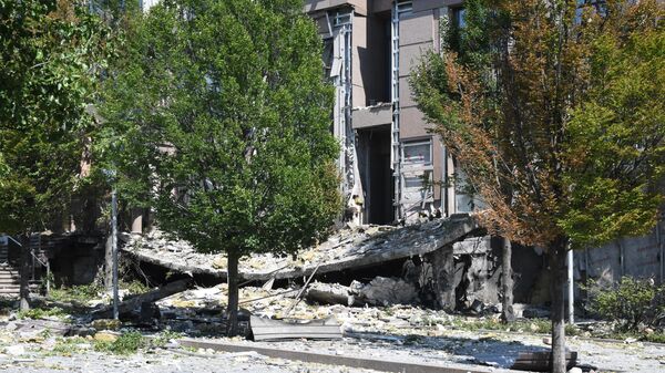 Здание администрации главы Донецкой народной республики, поврежденное в результате обстрела ВСУ в Донецке