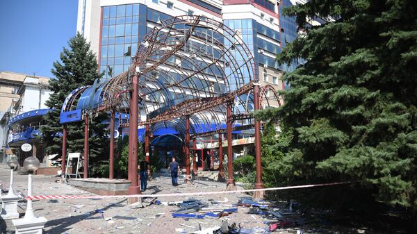 Здание гостиницы Централь, поврежденное в результате обстрела ВСУ в центре Донецка