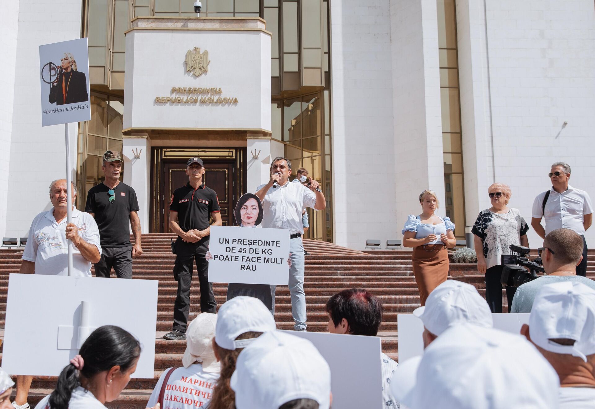 Протестующие перед зданием администрации президента Молдавии в Кишиневе - РИА Новости, 1920, 25.10.2022