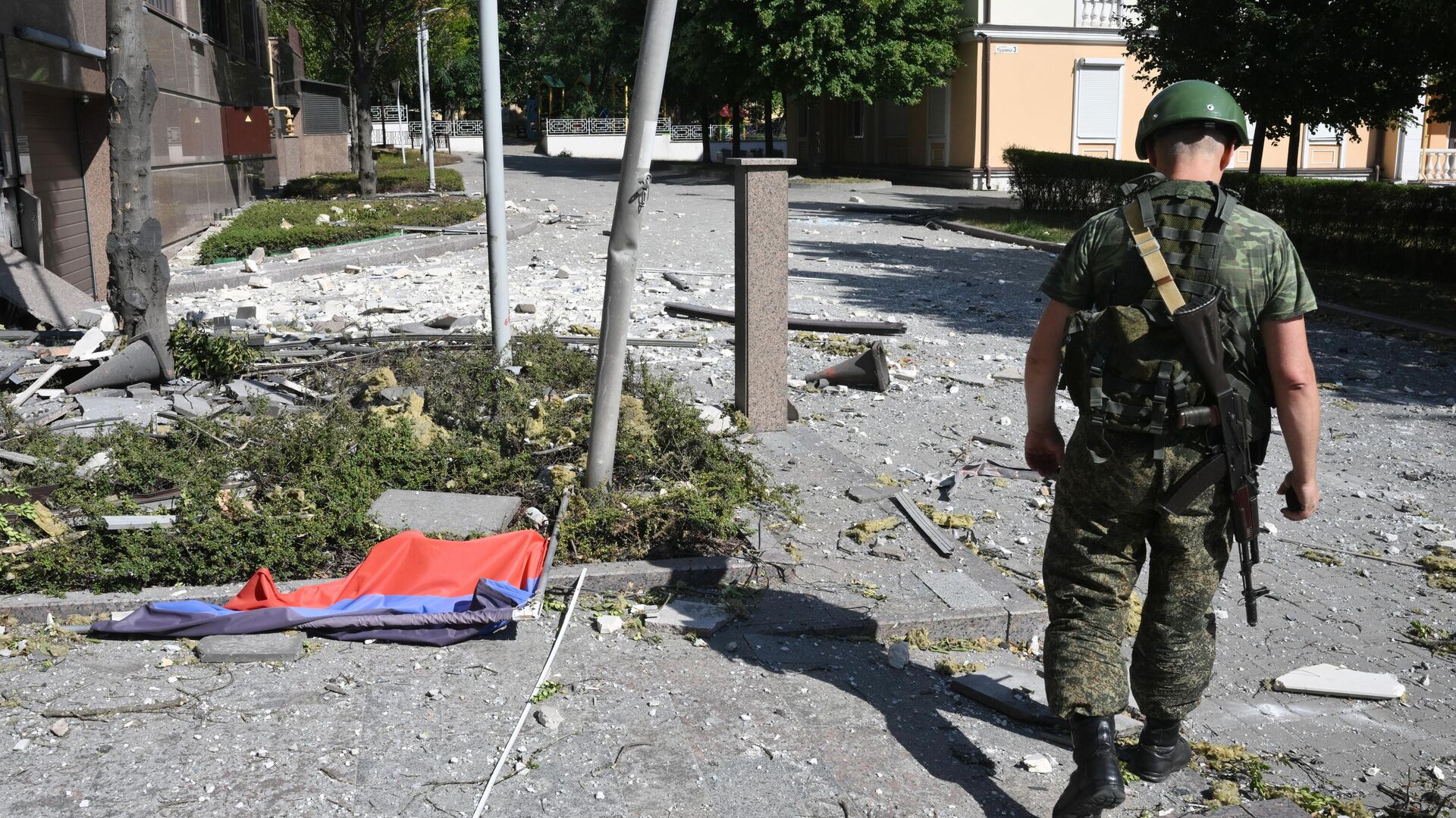 Военнослужащий на месте обрушения верхнего фасада здания в результате обстрела ВСУ в Донецке - РИА Новости, 1920, 23.08.2022