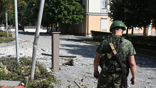 Военнослужащий на месте обстрела ВСУ в Донецке