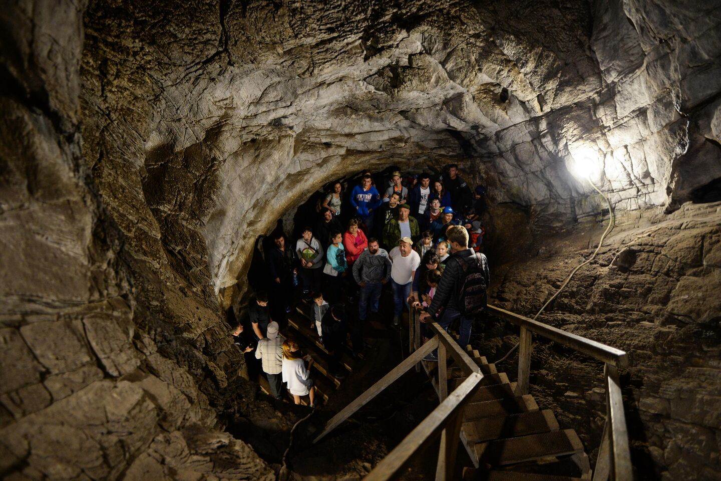 Туристы во время экскурсии в Тавдинские пещеры в Алтайском крае
