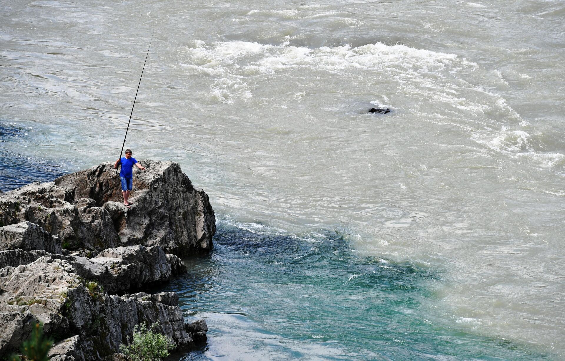 Рыбак на реке Катунь в Чемальском районе Республики Алтай