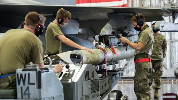 Военнослужащие ВВС США закрепляют ракету AGM-88 HARM на F-16 Fighting Falcon