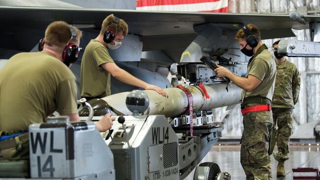 Военнослужащие ВВС США закрепляют ракету AGM-88 HARM на F-16 Fighting Falcon. Архивное фото