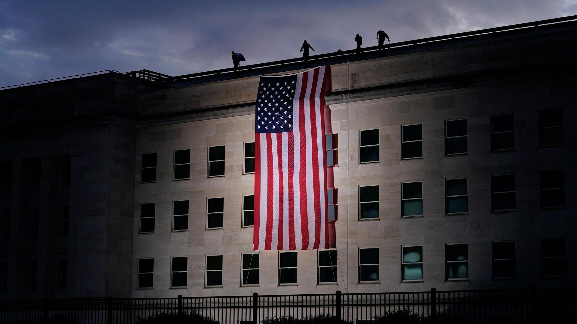 Американский флаг на здании Министерства обороны США в годовщину терактов 11 сентября - РИА Новости, 1920, 24.10.2022