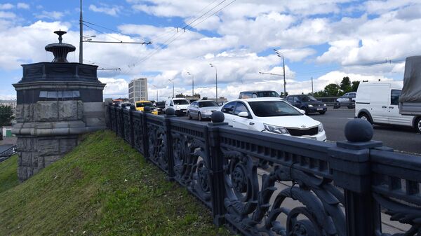 Автомобильное движение по Крестовскому путепроводу на проспекте Мира в Москве