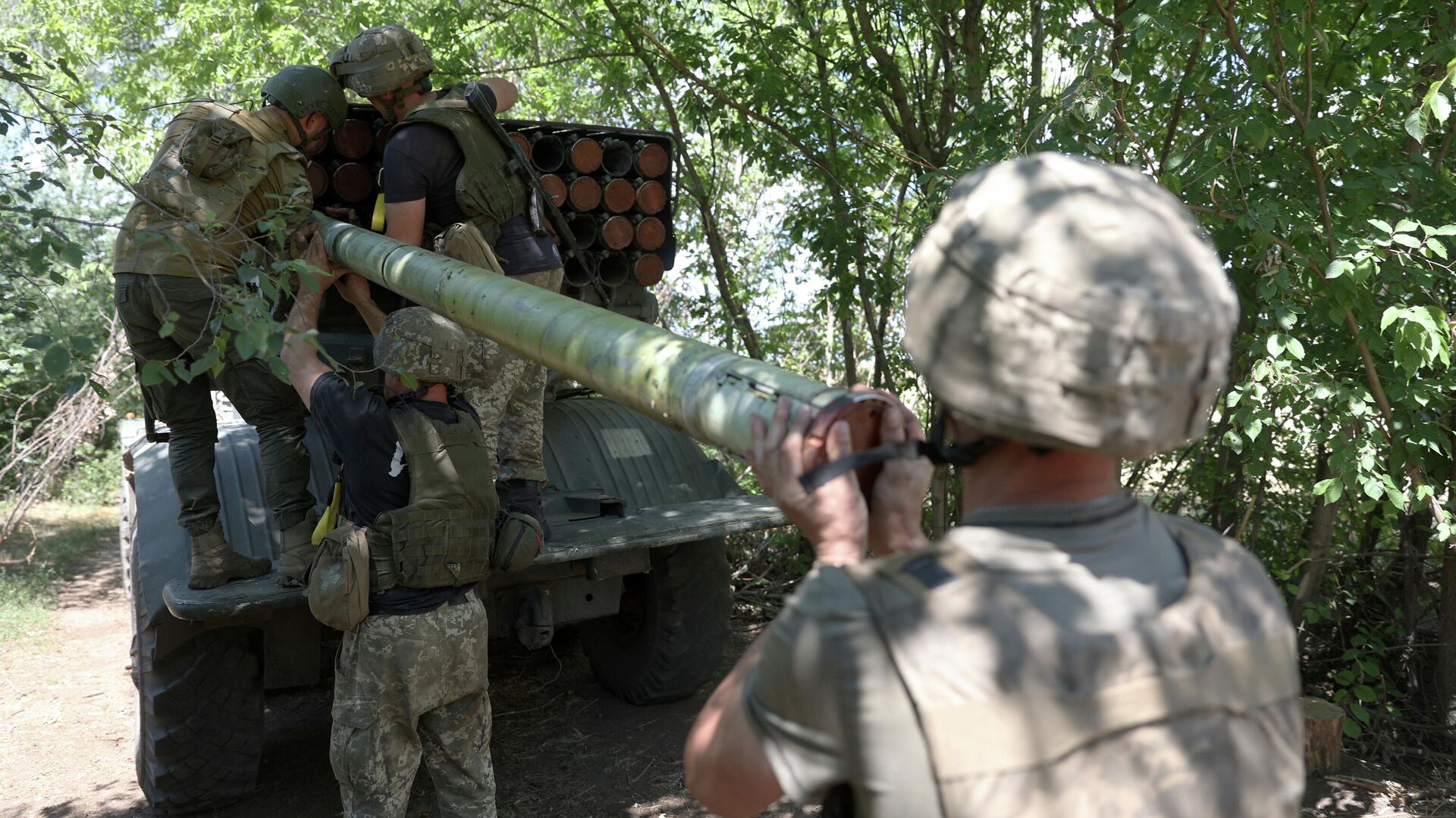 Украинские военнослужащие заряжают реактивную систему залпового огня БМ-21 Град - РИА Новости, 1920, 04.09.2022