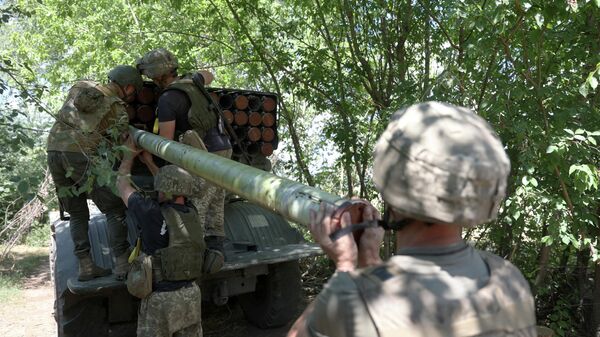 Украинские военнослужащие заряжают реактивную систему залпового огня БМ-21 Град