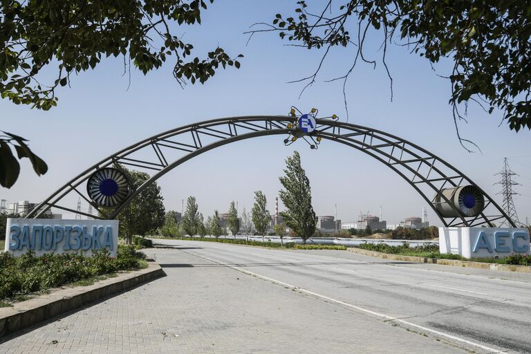 Стела при въезде на территорию Запорожской АЭС в Энергодаре