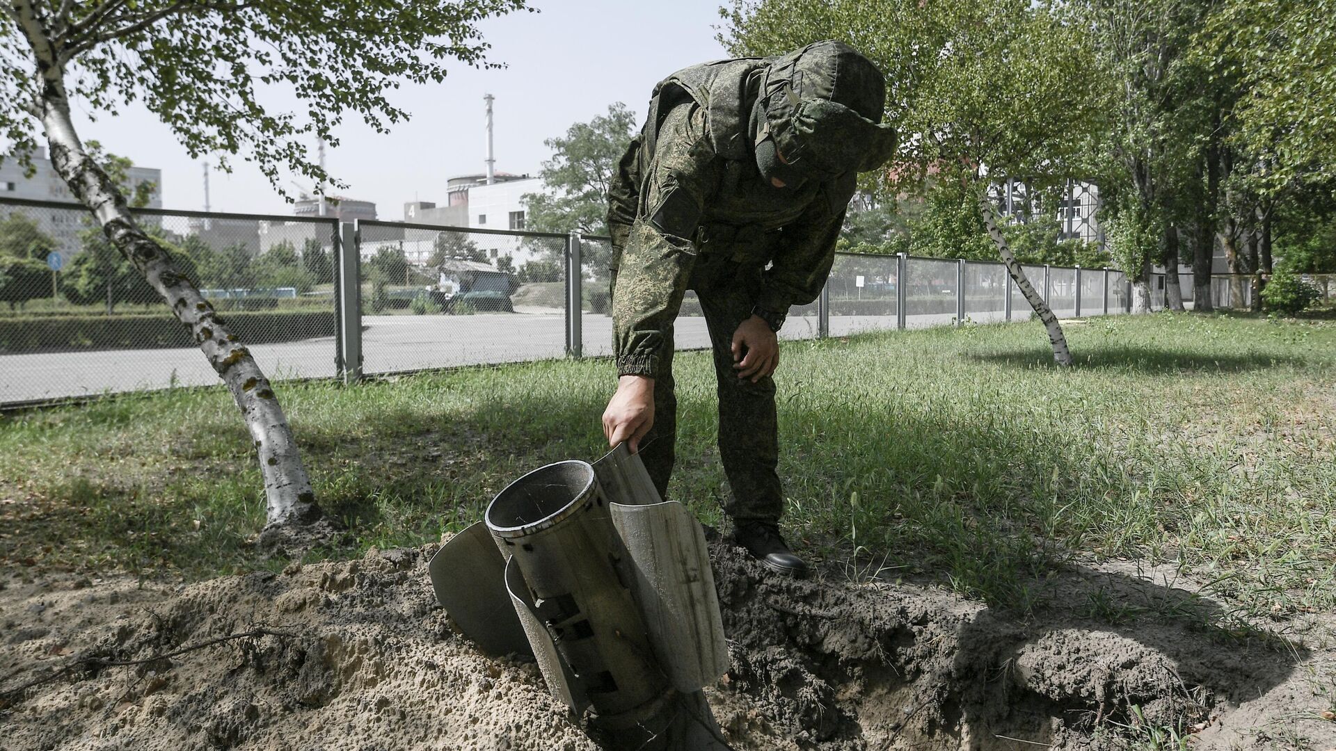 Военнослужащий ВС РФ на территории Запорожской АЭС в Энергодаре - РИА Новости, 1920, 29.08.2022