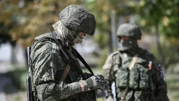 Российские военнослужащие замеряют уровень радиации на Запорожской АЭС в Энергодаре