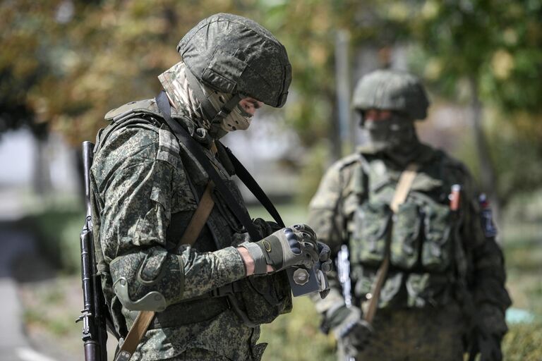 Военнослужащие ВС РФ замеряют уровень радиации на Запорожской АЭС в Энергодаре