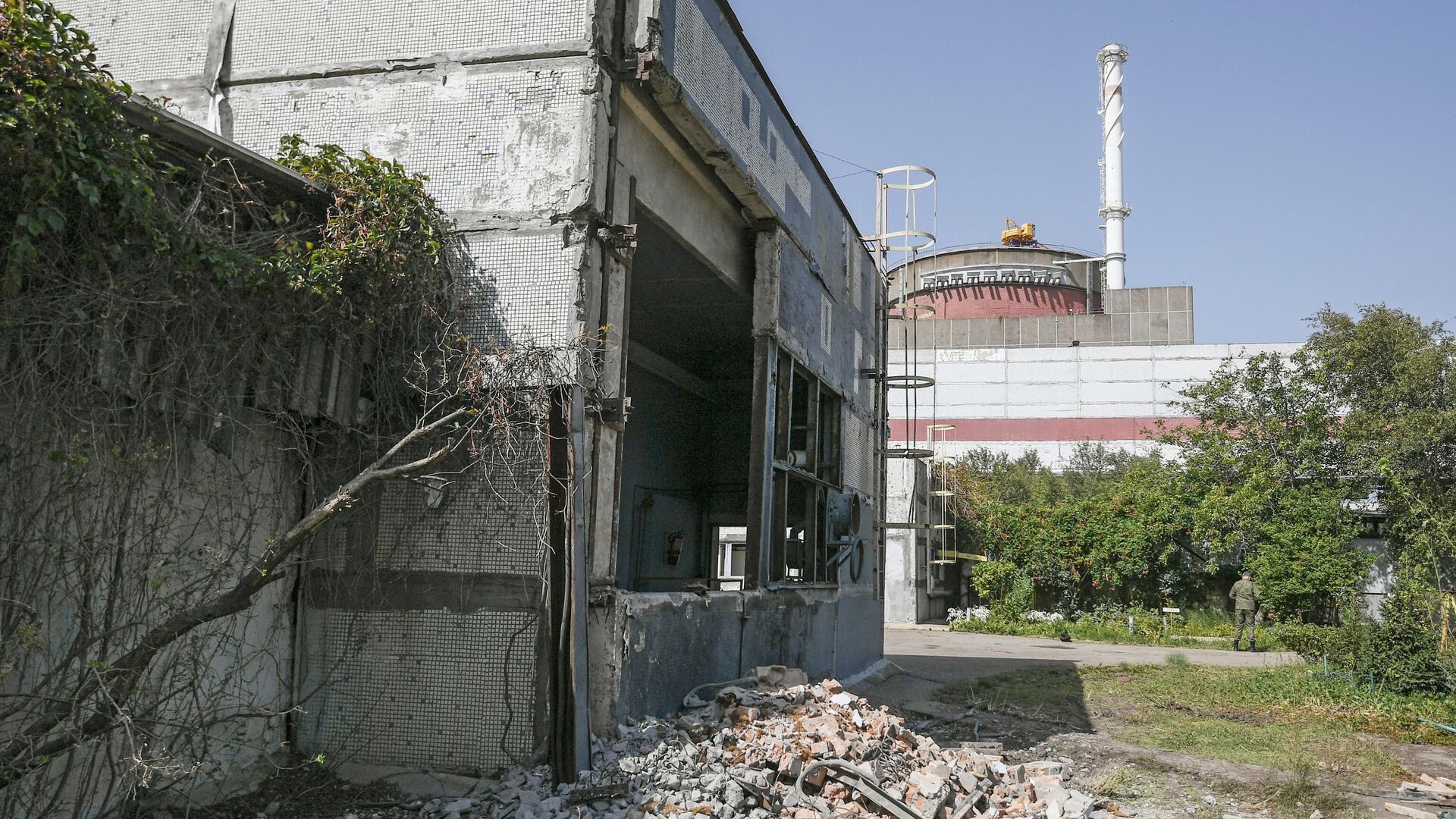 Здание насосной станции, поврежденное в результате обстрела на территории Запорожской АЭС в Энергодаре - РИА Новости, 1920, 29.08.2022