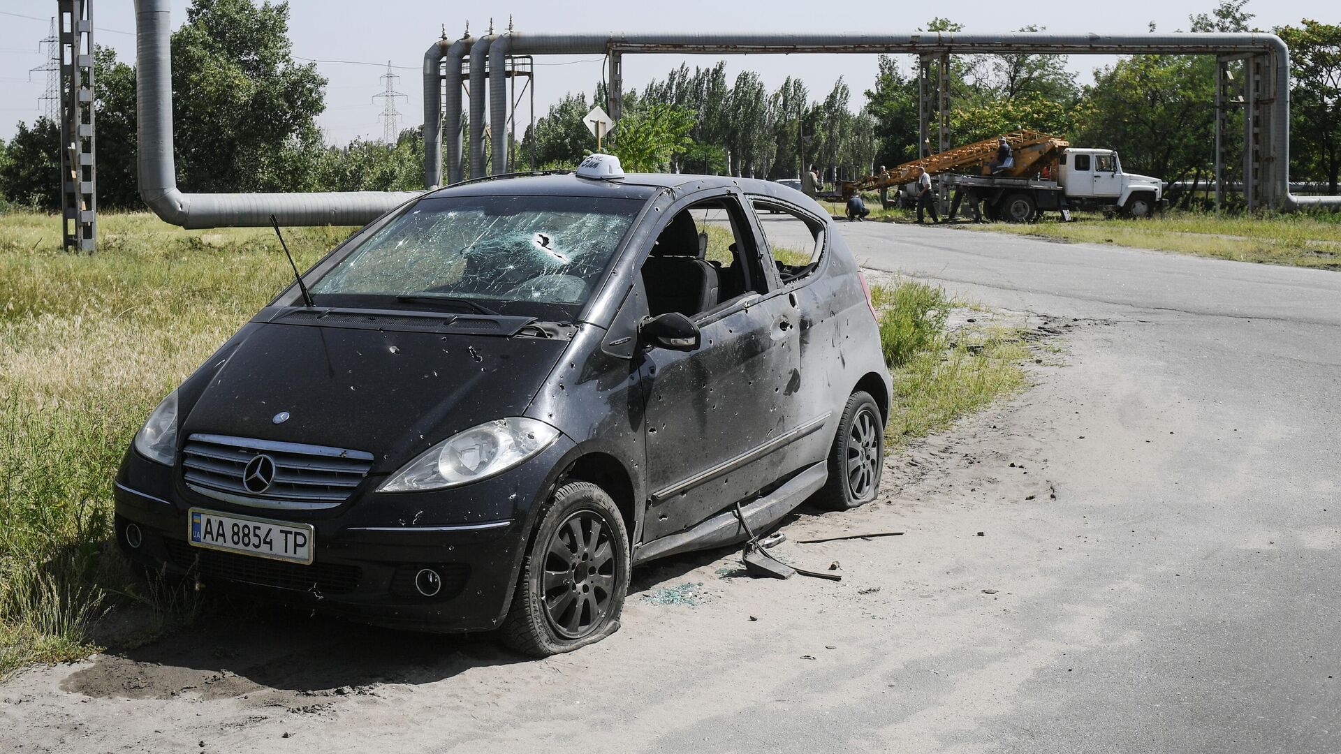 Автомобиль, поврежденный в результате обстрела на территории Запорожской АЭС в Энергодаре - РИА Новости, 1920, 29.08.2022