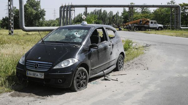 Автомобиль, поврежденный в результате обстрела на территории Запорожской АЭС в Энергодаре