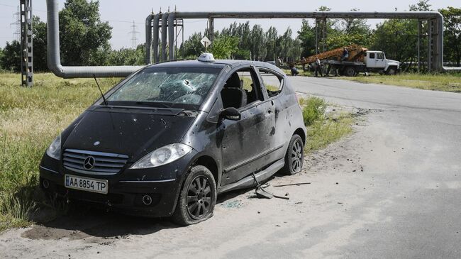 Автомобиль, поврежденный в результате обстрела