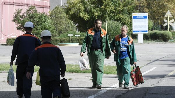 Рабочие на территории Запорожской АЭС в Энергодаре