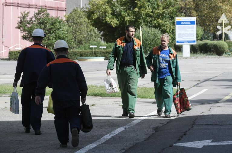 Рабочие на территории Запорожской АЭС в Энергодаре