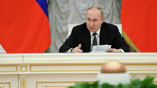 LIVE: Путин проводит совещание по ситуации с пожарами в режиме видеоконференции  