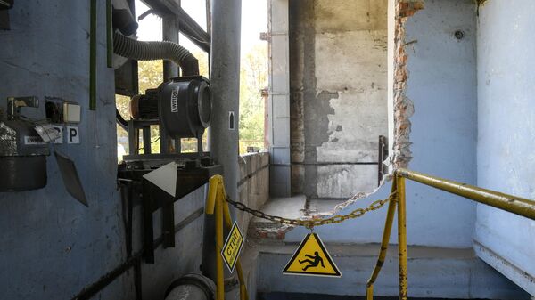 Здание насосной станции, поврежденное в результате обстрела на территории Запорожской АЭС в Энергодаре