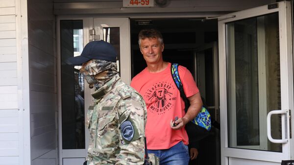 Бывший мэр Екатеринбурга Евгений Ройзман покидает свой дом в сопровождении сотрудников правоохранительных органов