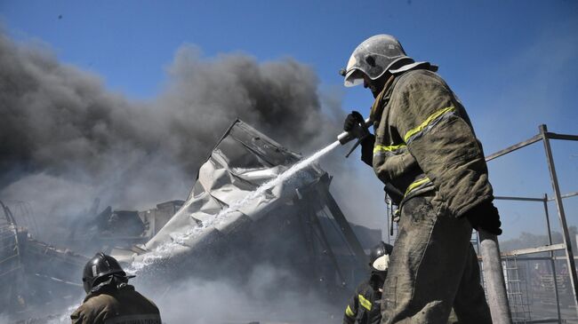 Пожарные во время тушения пожара в Донецке