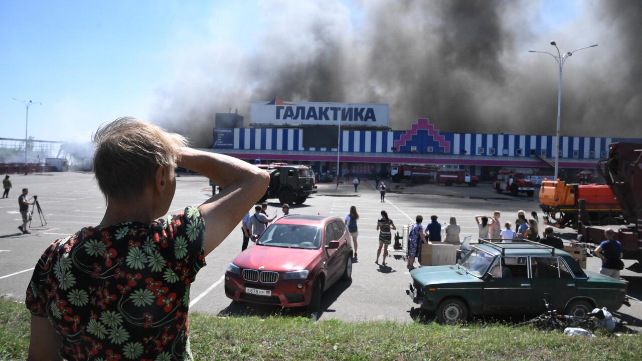 В Донецке огонь охватил всю площадь ТЦ 