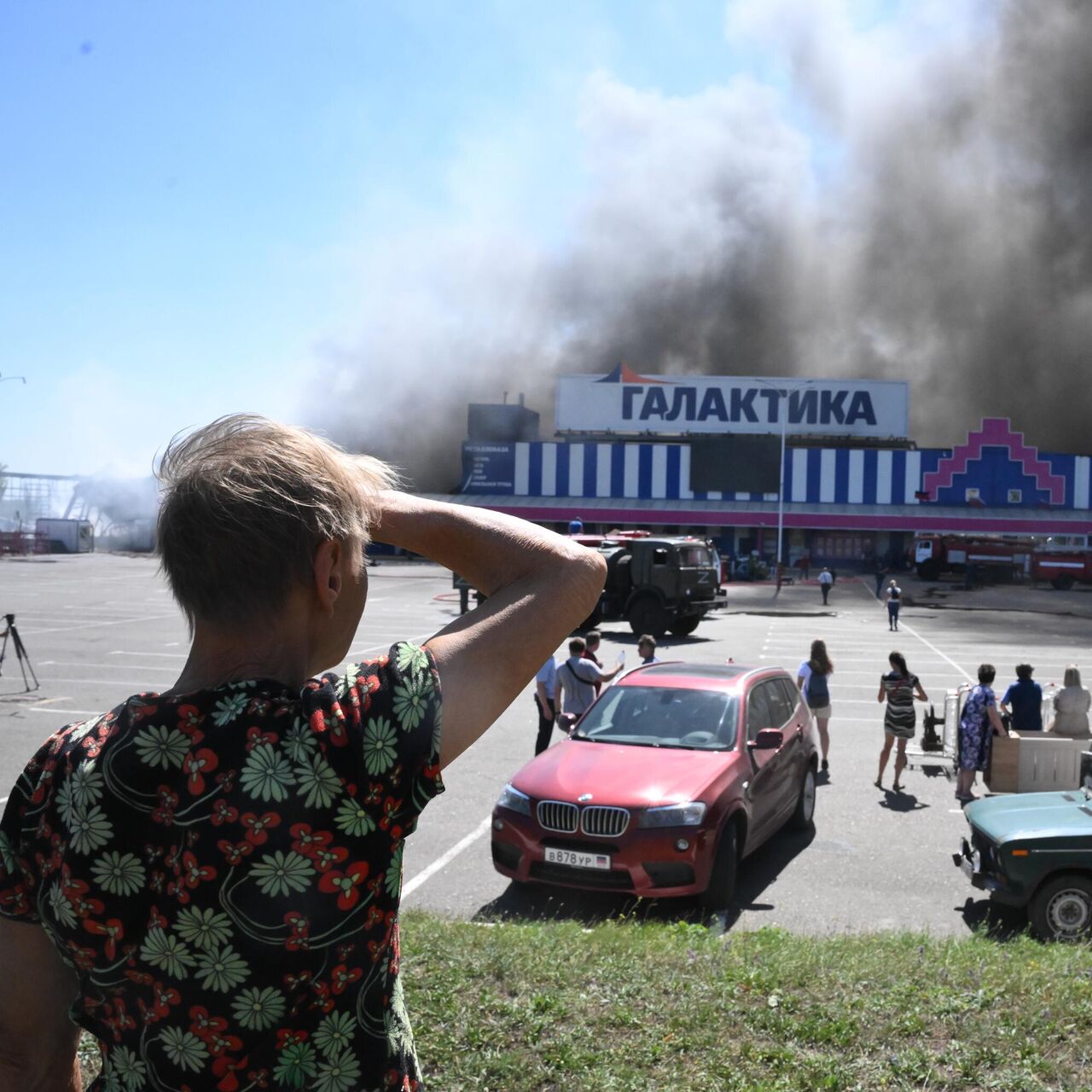 В Донецке огонь охватил всю площадь ТЦ 